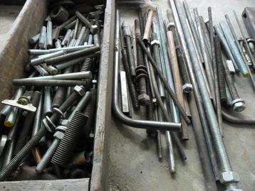 Bakstenen, houten buizen, schroeven, moeren beschikbaar voor biedingen