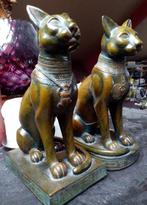 Twee egyptische katten beeltjes., Ophalen