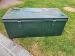 Oude groene metalen kist, Ophalen