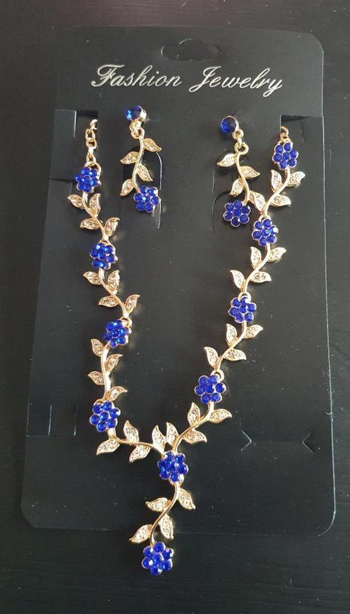 Halsketting en bijpassende oorbellen met bloempjes en strass, Handtassen en Accessoires, Kettingen, Nieuw, Blauw, Met strass, Ophalen of Verzenden