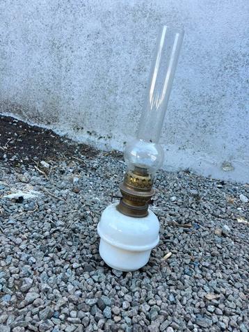 Antieke olielamp beschikbaar voor biedingen