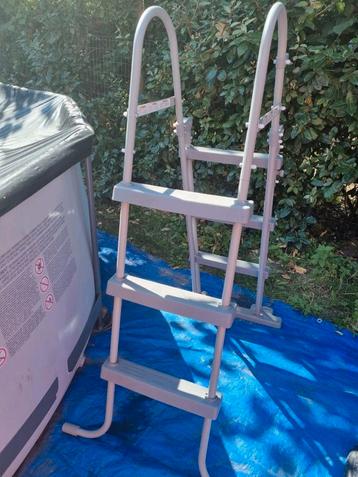 Zo goed als nieuwe zwembad trap 110 cm hoog beschikbaar voor biedingen