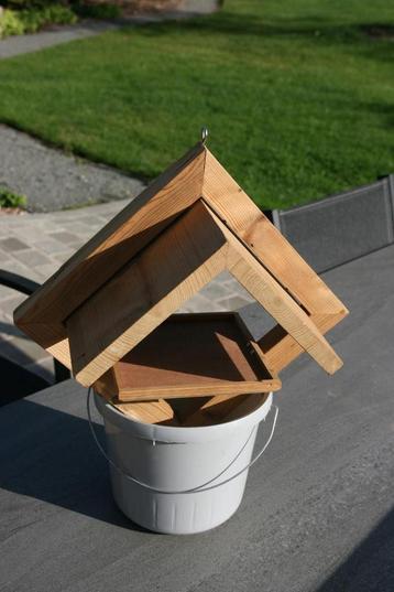 Nieuw (!) modern voederhuisje uit weerbestendig hout beschikbaar voor biedingen