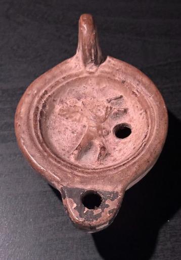 Oude Romeinse terracotta olielamp beschikbaar voor biedingen