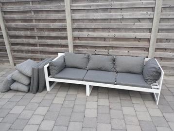 Moderne tuinbank met kussens beschikbaar voor biedingen