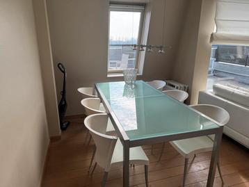 Tafel en 6 stoelen beschikbaar voor biedingen