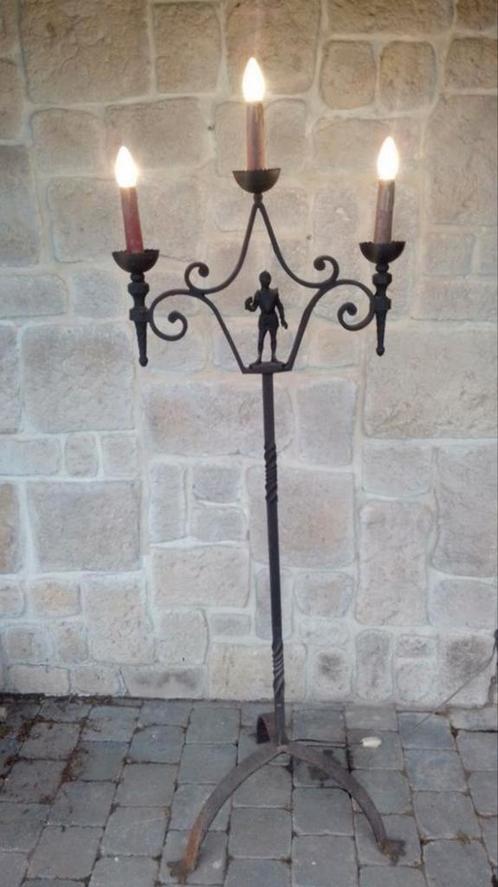 Lampadaire fonte chevalier féodal antiquité, Antiek en Kunst, Antiek | Verlichting, Ophalen