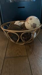 Open landelijke mand met collectie decoratieve ballen, Ophalen, Zo goed als nieuw, Mand