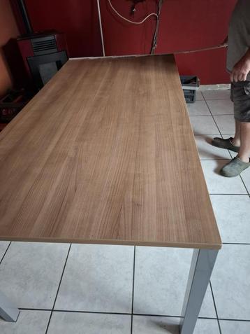 tafel beschikbaar voor biedingen