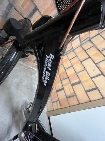 Mooie zwarte stijlvolle nieuwe fiets beschikbaar voor biedingen
