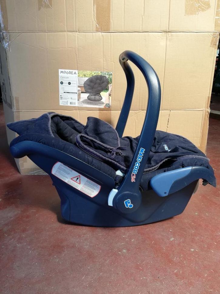 Poussette pour poupées + bureau + maxi cosi, Enfants & Bébés, Sièges auto, Utilisé, Enlèvement