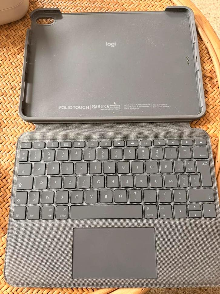 Clavier logitech + apple pencil ipad air, Computers en Software, Tablet-hoezen, Zo goed als nieuw, Bescherming voor- en achterkant