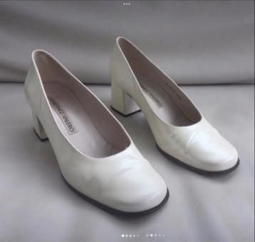Escarpins à crème Martinez Valerio taille 38,5, Enlèvement ou Envoi, Beige, Comme neuf, Martinez Valerio