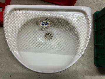 Kleine lavabo wit beschikbaar voor biedingen