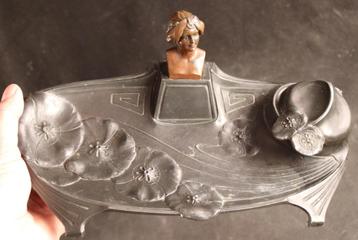 Art Nouveau inktstel met buste beschikbaar voor biedingen