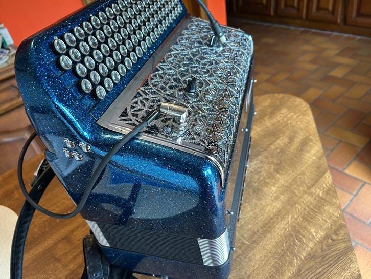 Accordéon midi, Muziek en Instrumenten, Accordeons, Zo goed als nieuw, Knopaccordeon, 120-bas, Met koffer, Met riemen, Ophalen