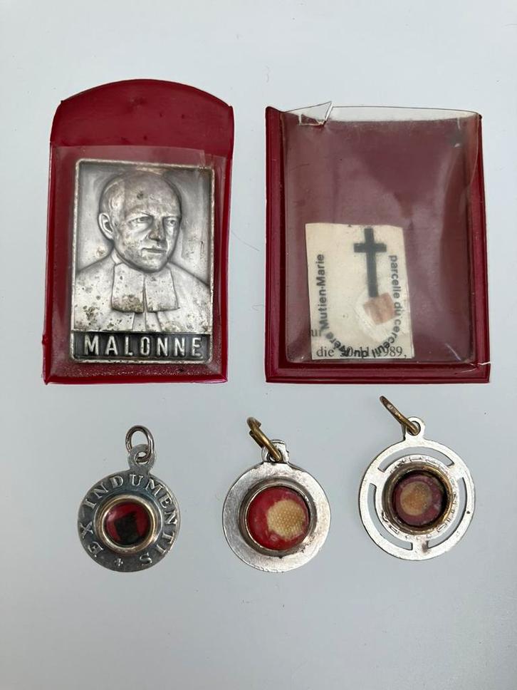 5 religieuze relikwieën, 2de en 3de klasse, Verzamelen, Religie, Gebruikt, Christendom | Katholiek, Overige typen, Ophalen of Verzenden