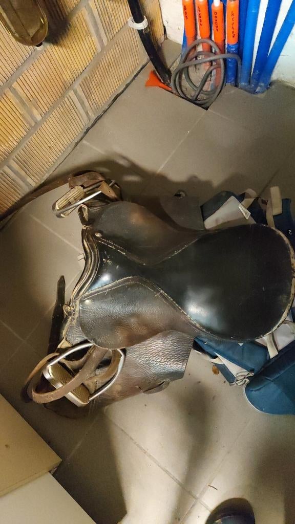 Paardenzadel, Ophalen