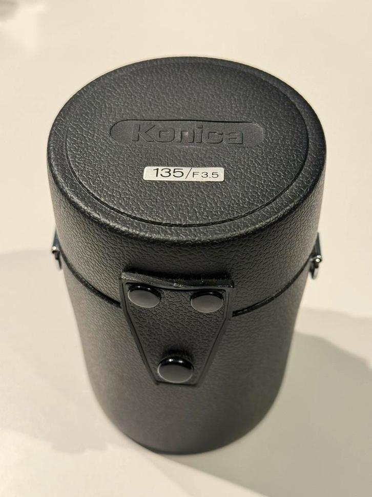 KONIKA HEXANON AR 135 F 3.5 (Made in Japan) met koffer, Audio, Tv en Foto, Foto | Lenzen en Objectieven, Zo goed als nieuw