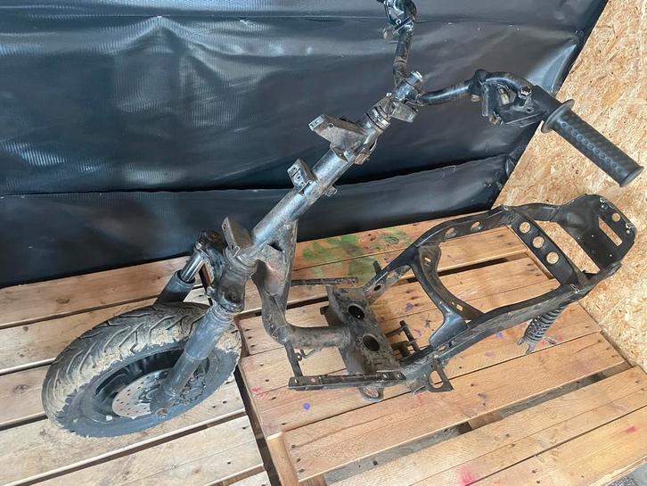 Zip 4 t frame zonder kenteken en papieren, Fietsen en Brommers, Brommeronderdelen | Scooters, Gebruikt, Piaggio, Frame, Ophalen