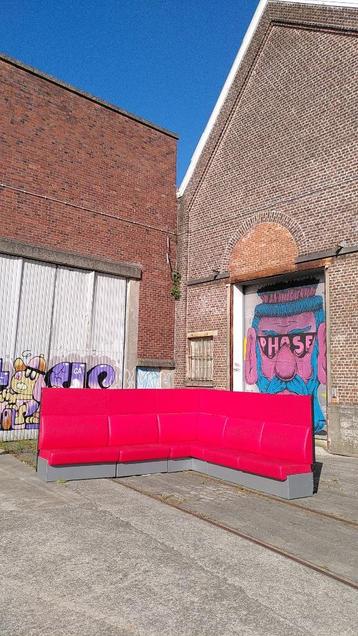 Grote modulaire zitbank  beschikbaar voor biedingen