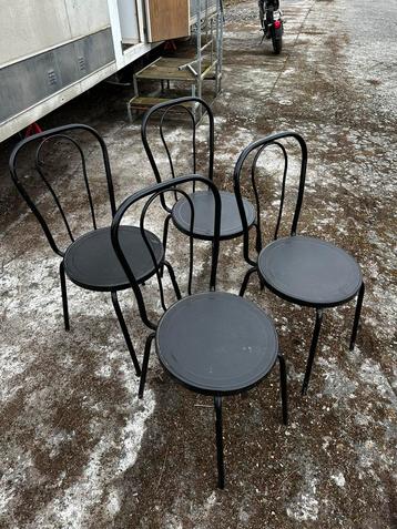 Zwarte stoelen (x4)  beschikbaar voor biedingen
