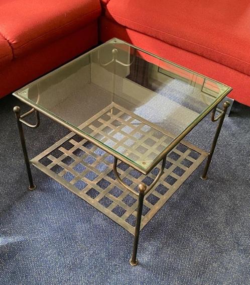 Bijzettafel / salontafel in ijzer met glazen bovenplaat, Maison & Meubles, Tables | Tables d'appoint, Comme neuf, Carré, 45 à 60 cm