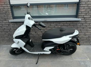 La Souris Elektrische Scooter met helm en toebehoren beschikbaar voor biedingen