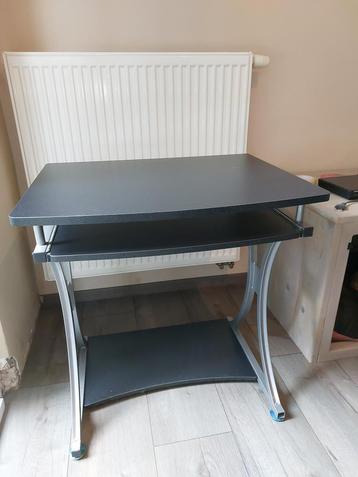 Computer tafel beschikbaar voor biedingen