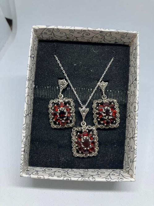 Zilveren setje met echte granaat, Handtassen en Accessoires, Oorbellen, Nieuw, Knopjes of Stekers, Zilver, Rood, Met edelsteen