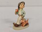 A6896 Goebel Beeldje 'Strolling Along', Antiek en Kunst, Ophalen of Verzenden