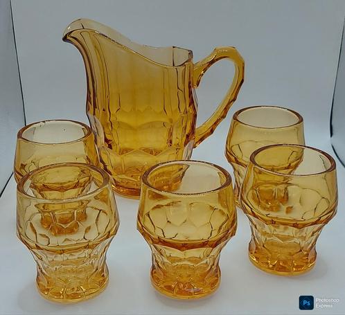 Kan met glazen in amber glas, Antiek en Kunst, Antiek | Glaswerk en Kristal, Ophalen of Verzenden