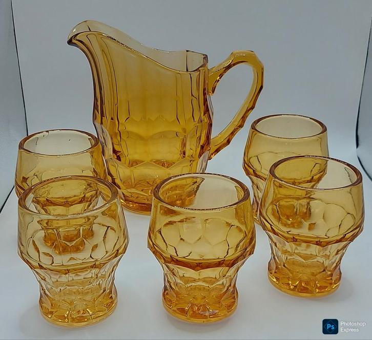 Kan met glazen in amber glas, Antiek en Kunst, Antiek | Glaswerk en Kristal, Ophalen of Verzenden