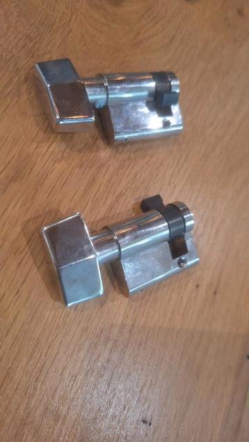 2x cilinderslot 30 met binnenknop beschikbaar voor biedingen