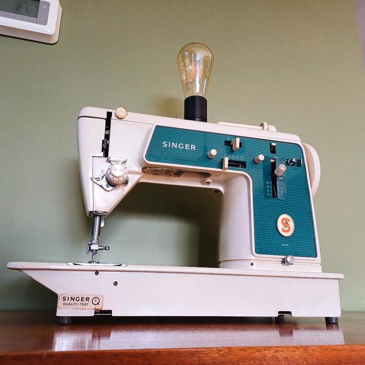 Lamp gemaakt van vintage naaimachine Singer, Huis en Inrichting, Lampen | Tafellampen, Ophalen