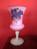 Roze opaline vaasje op voet- bloemendecor, Antiek en Kunst, Curiosa en Brocante, Ophalen