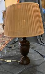 Sfeervolle houten lamp met kap in fijne plissé stof, Gebruikt, Stof, Antiek - landelijk, 50 tot 75 cm