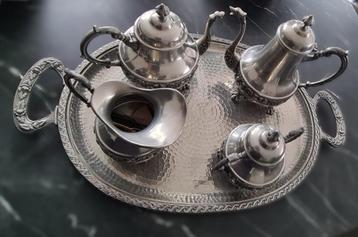 tinnen koffie/thee set op dienblad beschikbaar voor biedingen