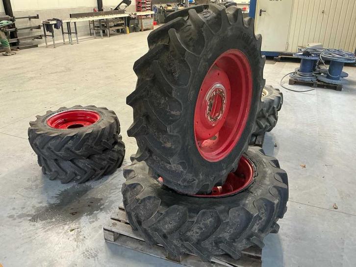 BKT Implement - AS504 - Agri Max RT 855 Compleets set, Zakelijke goederen, Landbouw | Onderdelen | Banden, Velgen en Assen