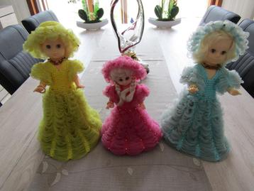 3 ZEER OUDE  POPJES . beschikbaar voor biedingen