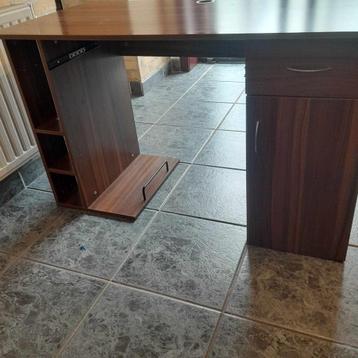 Bureau en noyer beschikbaar voor biedingen