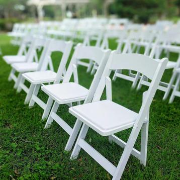 Te huur witte weddingchairs/stoelen
