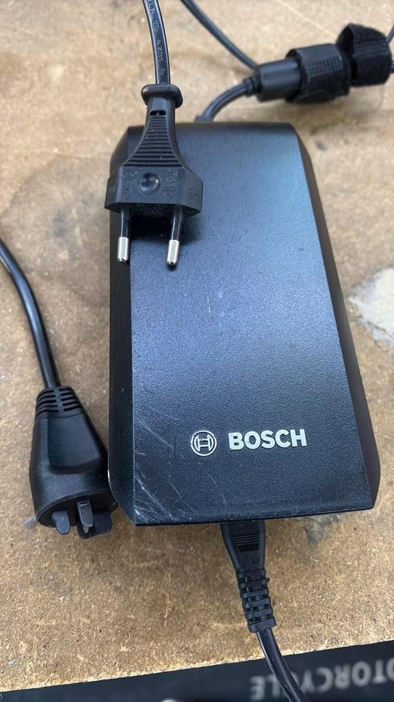 Chargeur de vélos électriques BOSH, Vélos & Vélomoteurs, Accessoires vélo | Batteries de vélo, Utilisé, Enlèvement