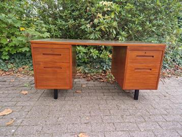 Vintage bureau desk  beschikbaar voor biedingen