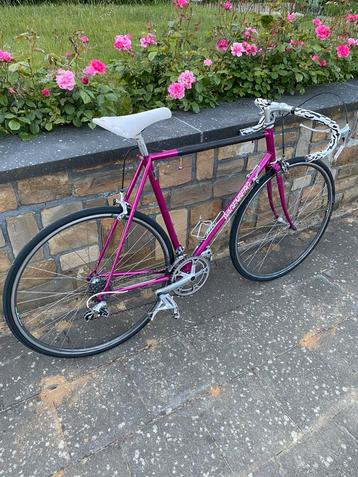 Roze retro koersfiets beschikbaar voor biedingen