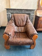 Vintage lederen loungefauteuil met massief houten frame, Ophalen, Gebruikt, Leer