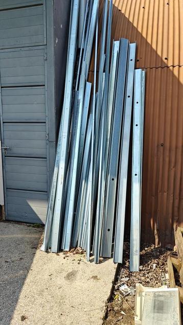 metalstuds beschikbaar voor biedingen