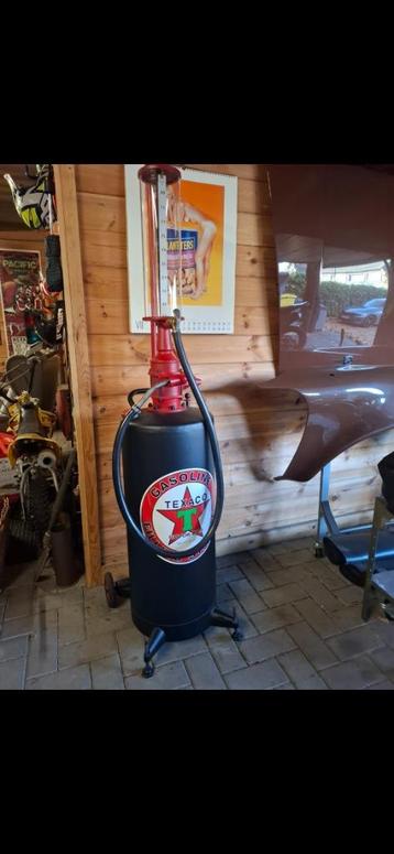 Oude benzinepomp  beschikbaar voor biedingen