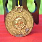 medaille ronde en laiton avec motif grecques, Autres matériaux, Enlèvement ou Envoi
