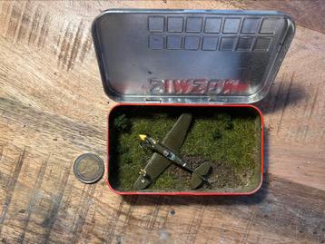 Le Diorama P-40 s'est écrasé dans une boîte en fer blanc, Hobby & Loisirs créatifs, Enlèvement ou Envoi, Comme neuf, Diorama